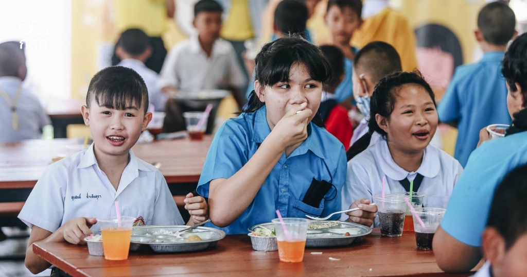 อัคราอาสาปันอิ่มปันยิ้มให้สังคม นักเรียน รอยยิ้ม
