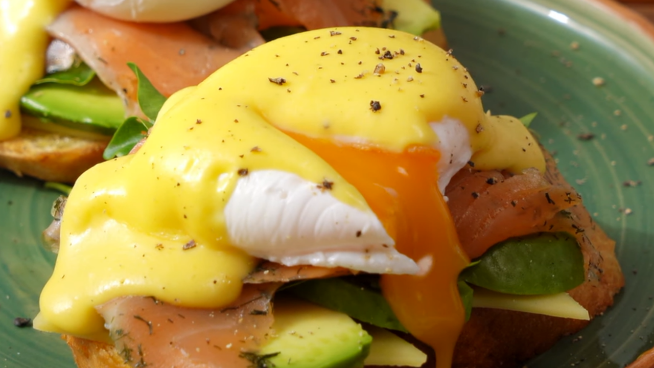 เอ้กเบเนดิกต์แซนด์วิช จาก ไข่ไก่ OMEGA 3 & VITAMIN E AKARA EGGOLOGY